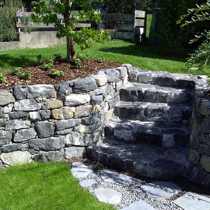 Gartenmauer und Treppe